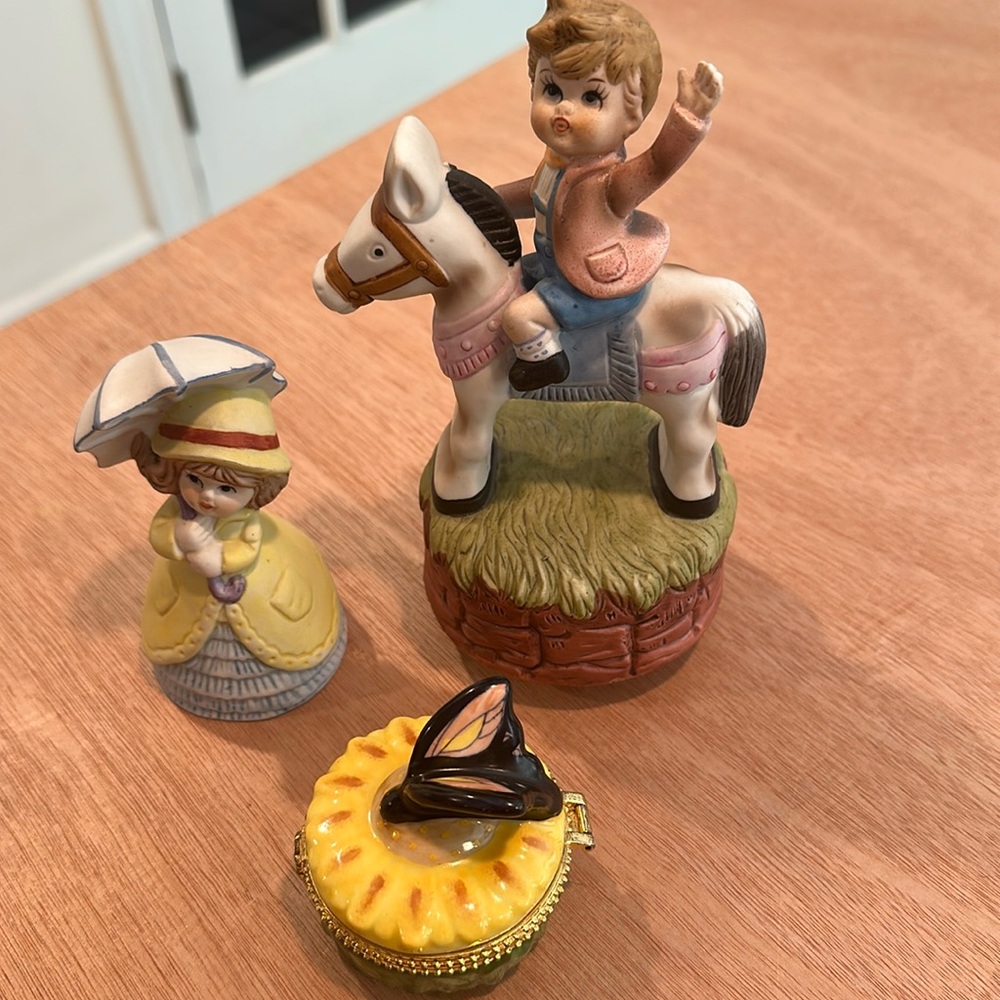 Hand Painted porcelain vintage 1976 music and Bell for a child room items